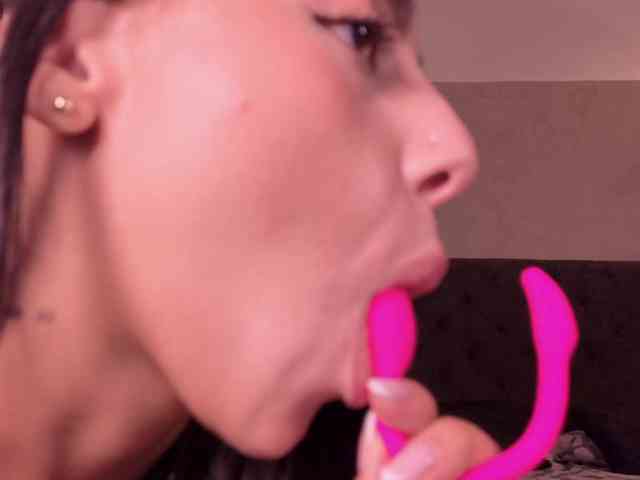 ValentinaMilan bongacams live cam model