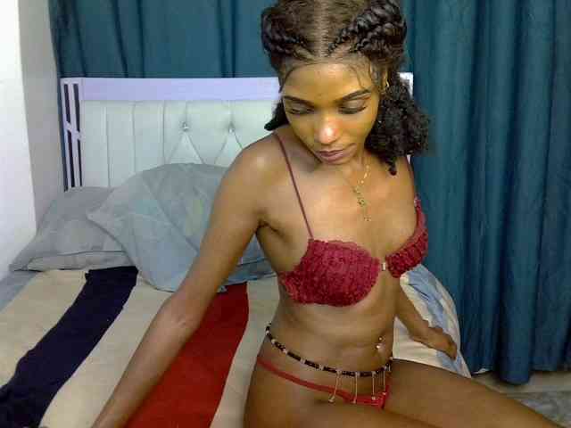 PetiteCocoo bongacams live cam model