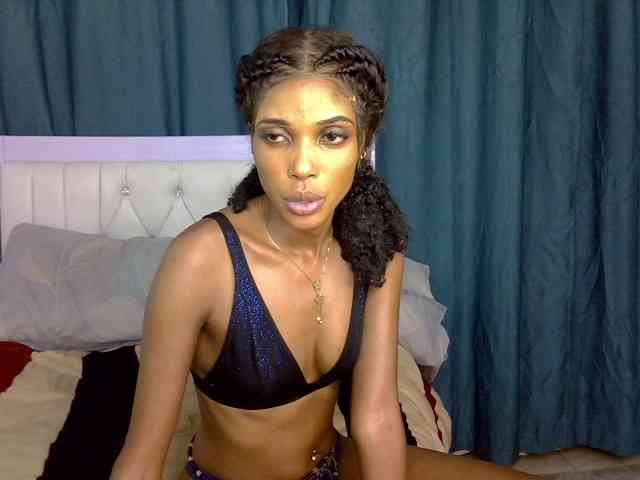 PetiteCocoo bongacams live cam model