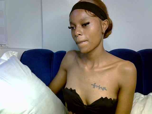 PrettyNoirr bongacams live cam model