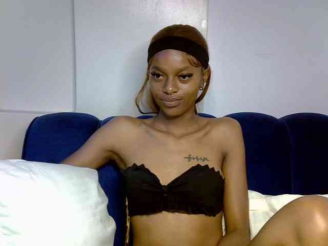 PrettyNoirr bongacams live cam model