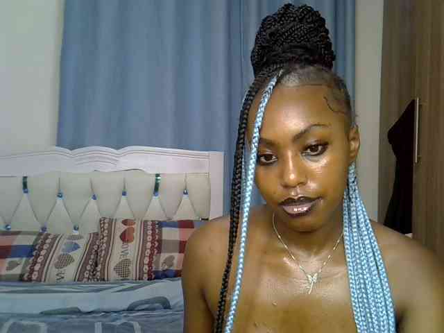 Petitedolliey bongacams live cam model