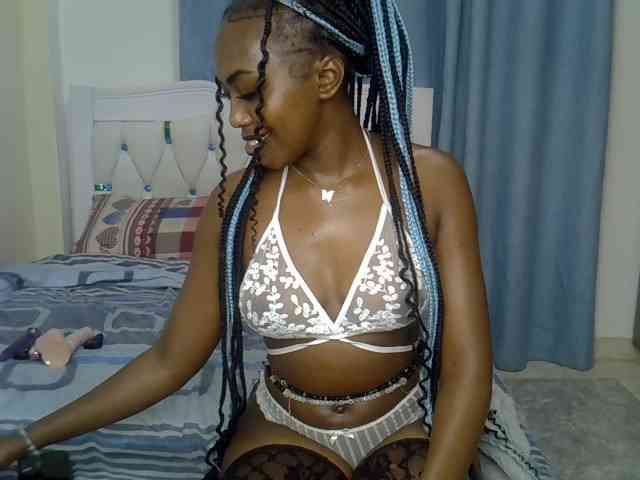 Petitedolliey bongacams live cam model