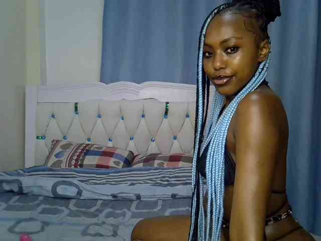 Petitedolliey bongacams live cam model