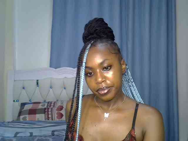 Petitedolliey bongacams live cam model