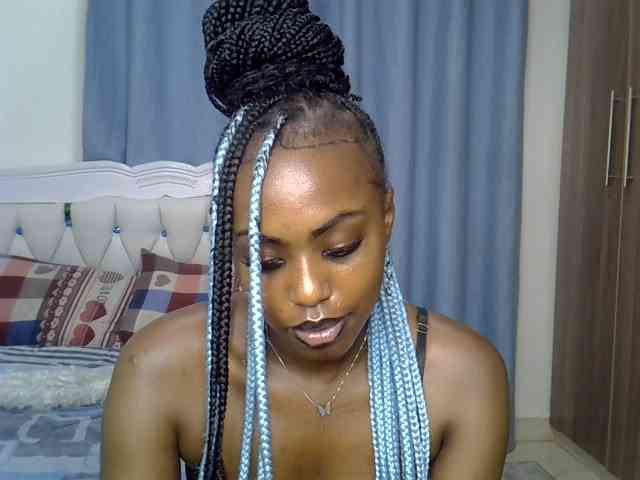 Petitedolliey bongacams live cam model