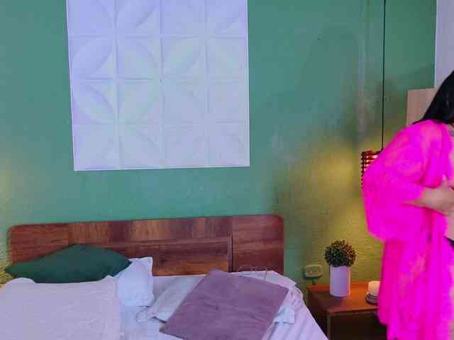 curvy-sexyvalen bongacams live cam model