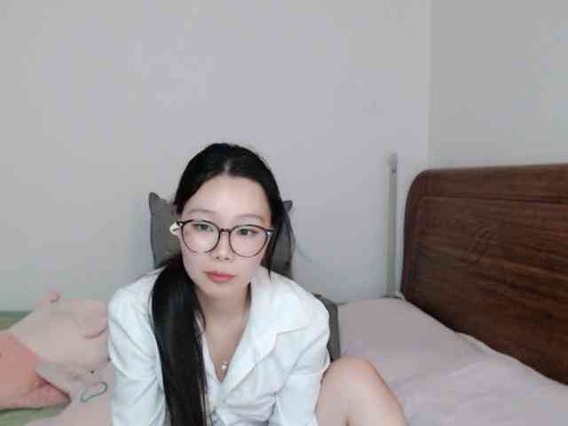 LingZi bongacams live cam model