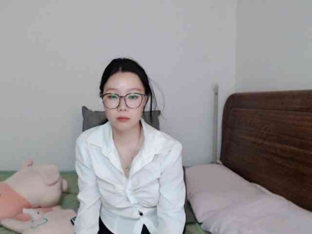 LingZi bongacams live cam model