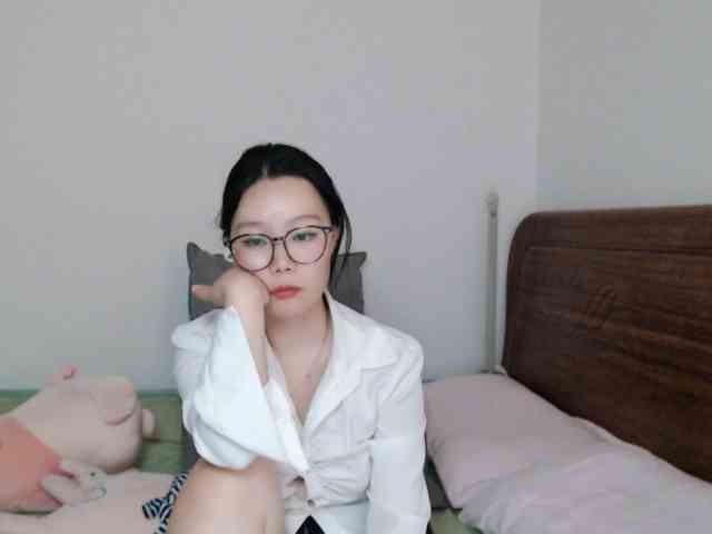 LingZi bongacams live cam model