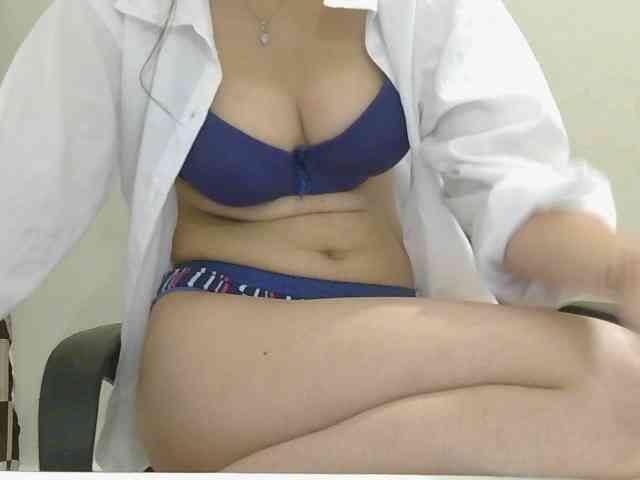 skinnyindiangirl77 bongacams live cam model
