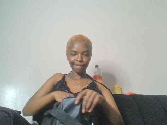 Juicygirl-1 bongacams live cam model