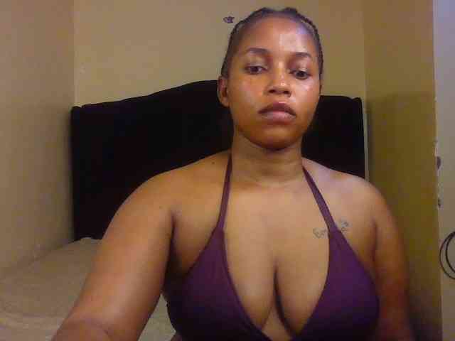 Nialuxxe bongacams live cam model