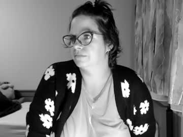 sneakymiky chaturbate live cam model