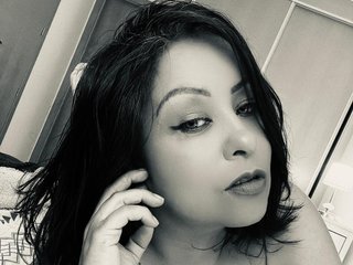 Crisselt streamate live cam model