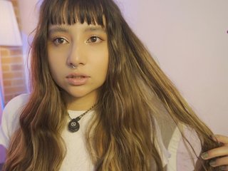 Emmitaa streamate live cam model