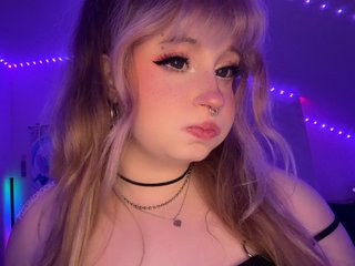 PixiesBedroom streamate live cam model