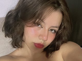 SkyVaalen streamate live cam model