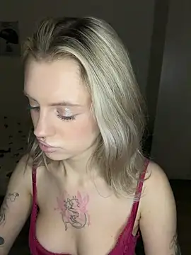 blondiedoll stripchat live cam model