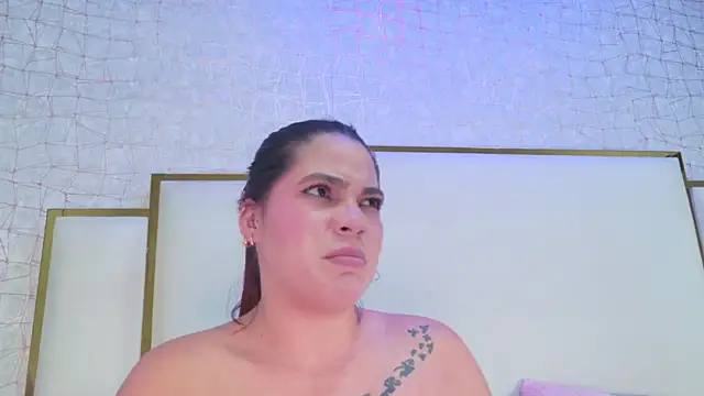 hillary_uckerman_ stripchat live cam model