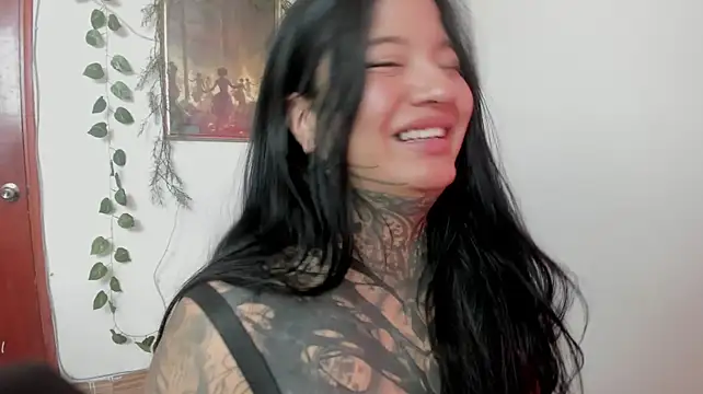 Unatatuada stripchat live cam model