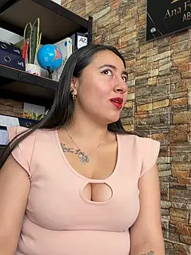 _Sarah-Office1 stripchat live cam model