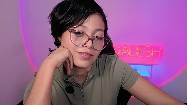 Qadeshoficial stripchat live cam model