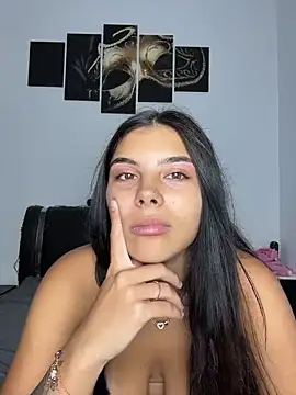 Crissdesire stripchat live cam model