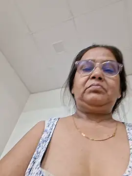 Priya-696 stripchat live cam model