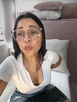 Natural_BIGASS_Nina stripchat live cam model