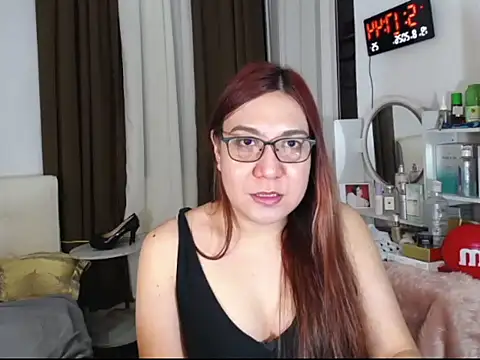 stellahugeX stripchat live cam model