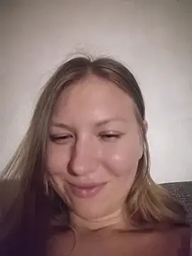 August_Shine stripchat live cam model