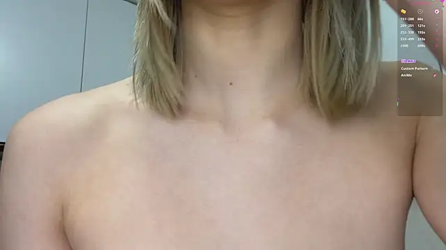 Carolini_i stripchat live cam model