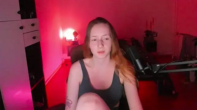 OddlyFamiliar stripchat live cam model