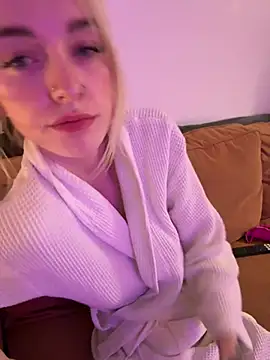 Lolabunnyblondie stripchat live cam model