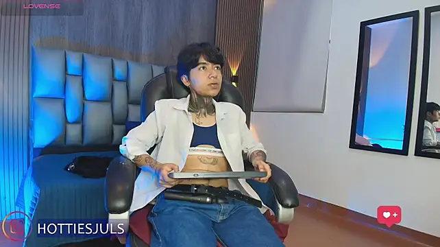 hottiesjuls stripchat live cam model