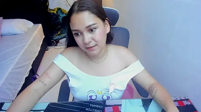 Littlee_Noemi stripchat live cam model