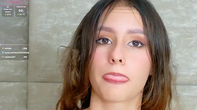 Sarah-Grace stripchat live cam model