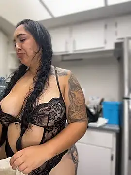 latina_curvy22 stripchat live cam model