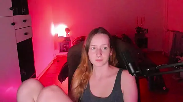 OddlyFamiliar stripchat live cam model