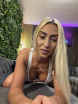 KelseyJunes stripchat live cam model
