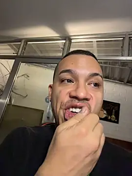 AlphaMasterXxx stripchat live cam model