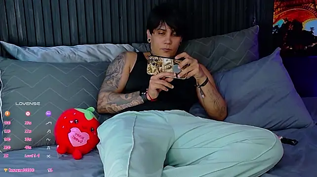 ZhoeStrong stripchat live cam model