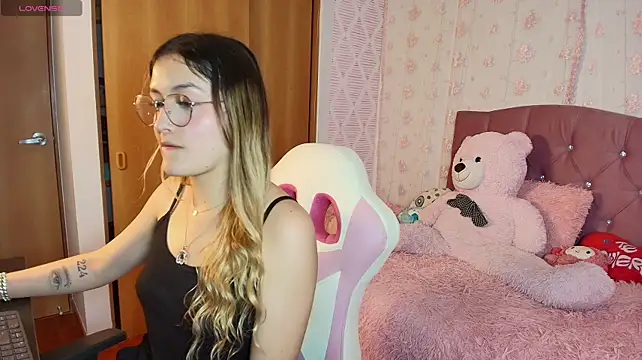 Ninafoxx258126 stripchat live cam model