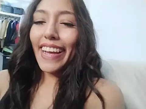 -sarahh- stripchat live cam model