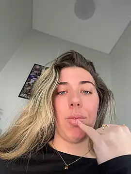 Aussielulu stripchat live cam model