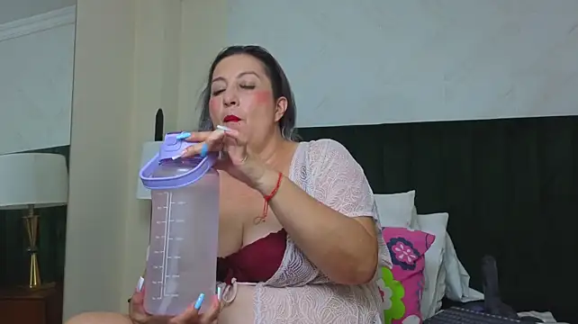 RoxanneSquirt stripchat live cam model