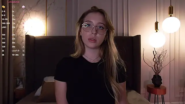 LoraineLuff stripchat live cam model