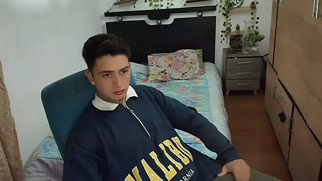 santii_ss stripchat live cam model