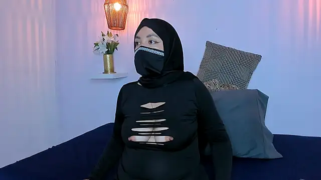kaamari- stripchat live cam model